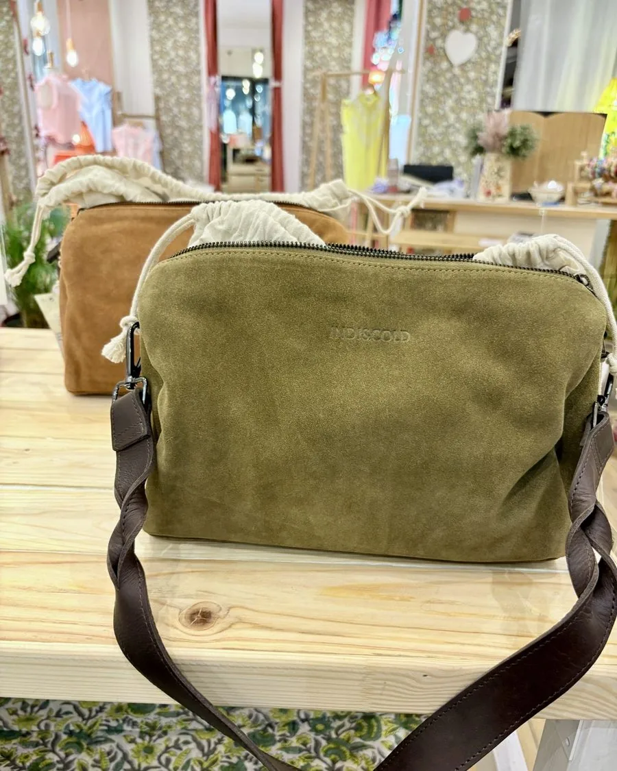 Accessoire de la marque Indi&Cold mis en valeur dans la boutique.
