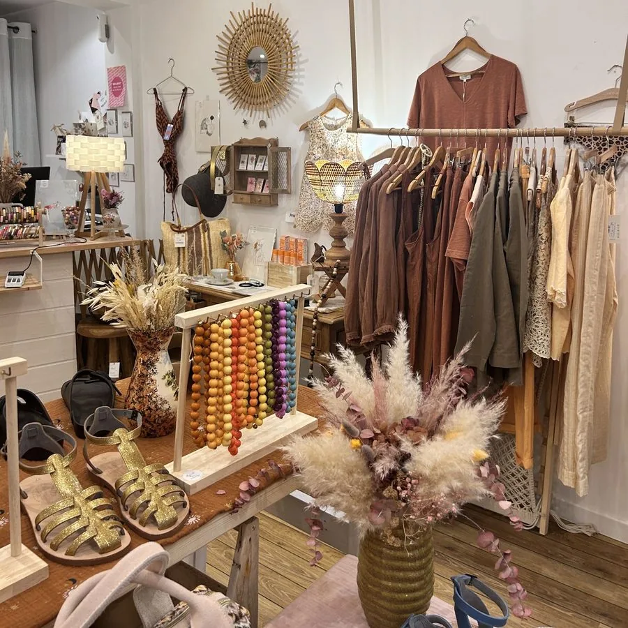 Ambiance de la boutique, matières et objets réunis.
