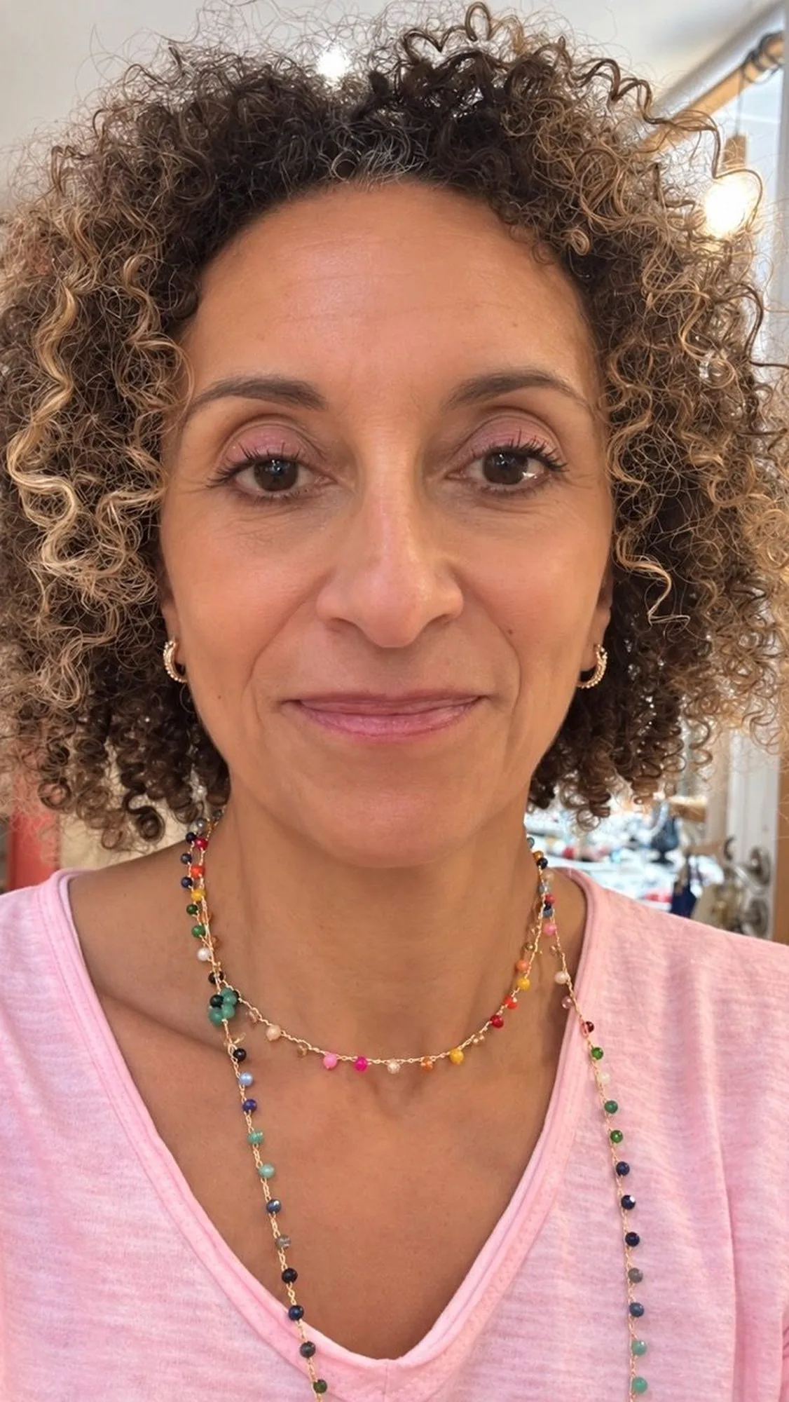 Anne, fondatrice de Sapsak, dans sa boutique.