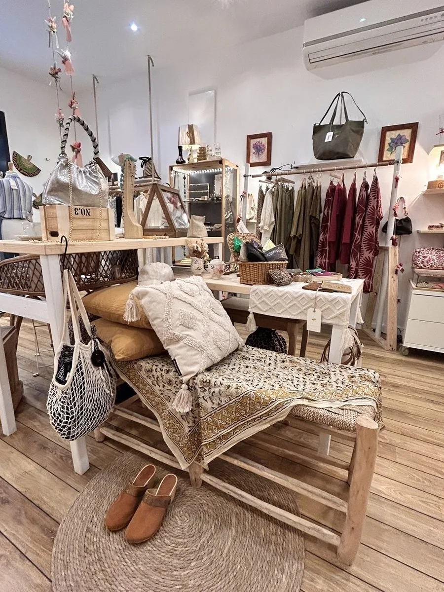 Coin de la boutique mêlant vêtements, objets chinés et petit mobilier.