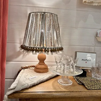Une lampe Décodoli éclairant un coin de la boutique.