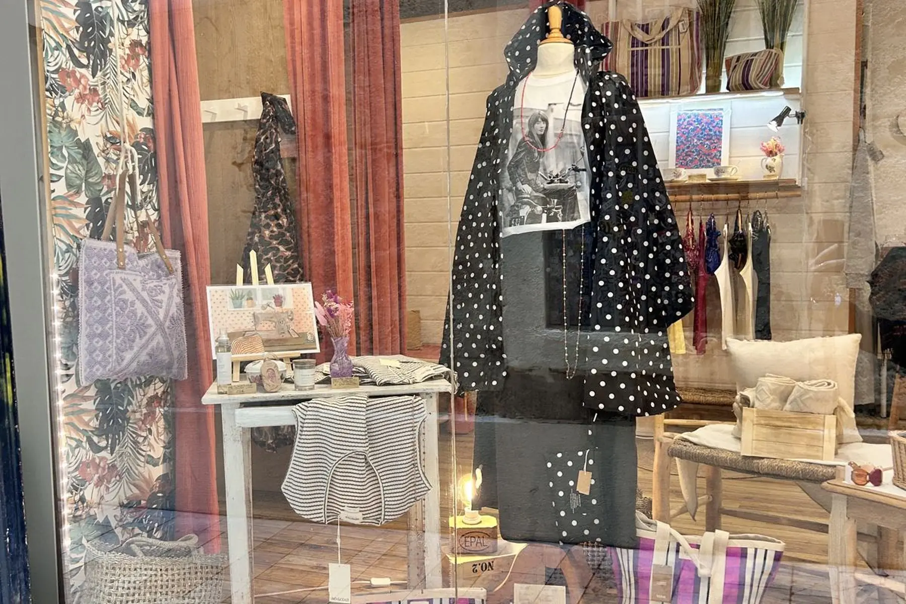 La devanture de Sapsak vue de la rue, vitrine éclairée et enseigne au-dessus de la porte.
