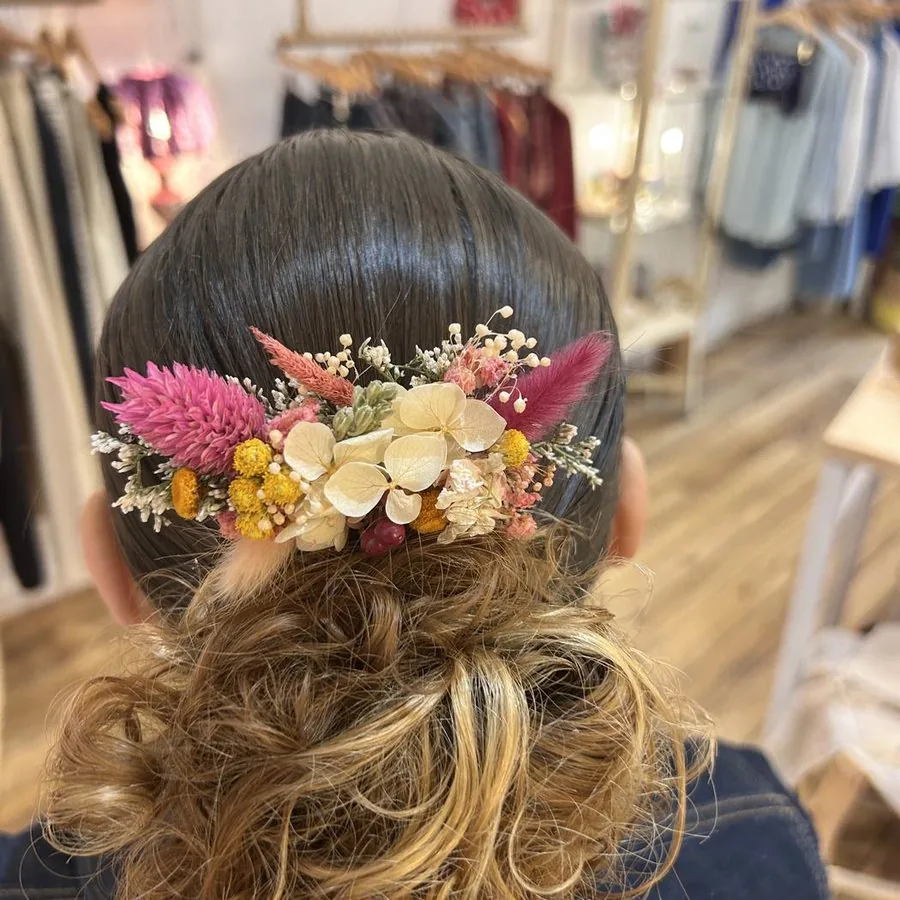 Peigne de fleurs séchées de Maison Marceline, porté dans une coiffure.