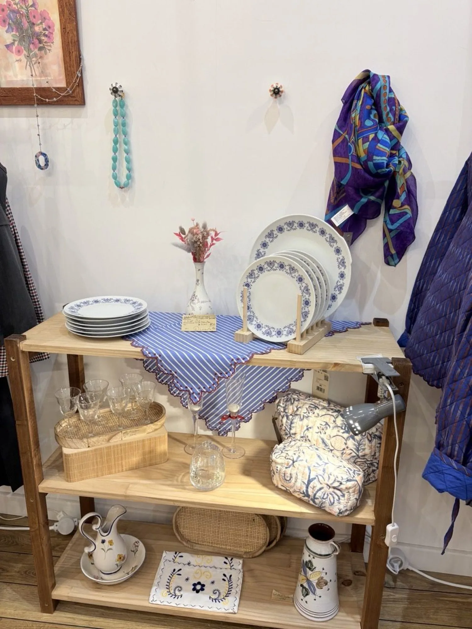 Objets de décoration chinés : vaisselle, petits meubles et bibelots réunis sur une étagère.