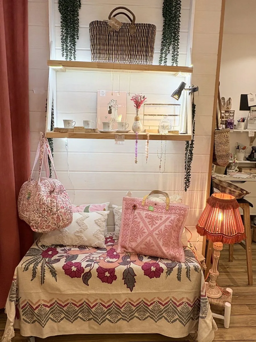 Pièce chinée mise en scène dans la boutique.