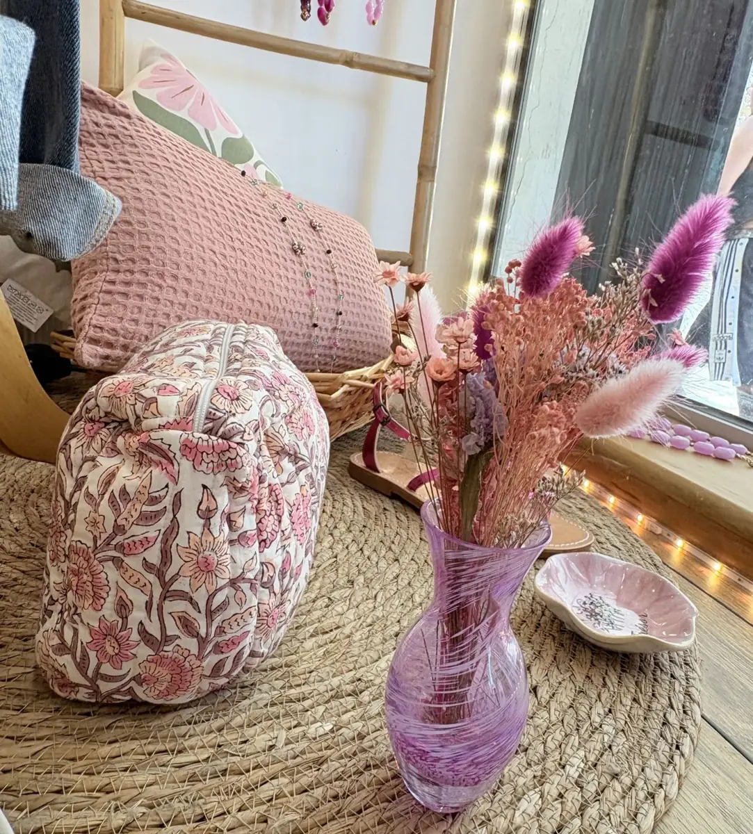 Textiles et vannerie, matières naturelles de la boutique.